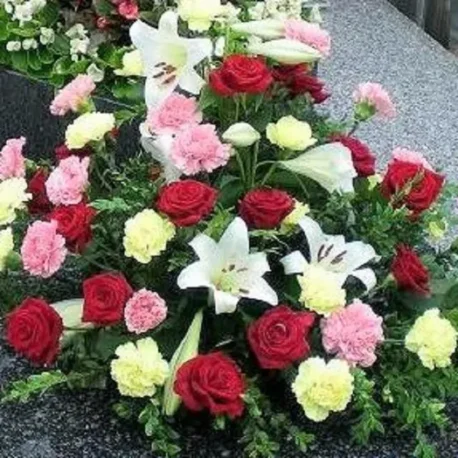 Gesteck mit Rosen, Nelken Lilien