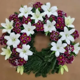 Kranz mit Lilien und Chrysanthemen