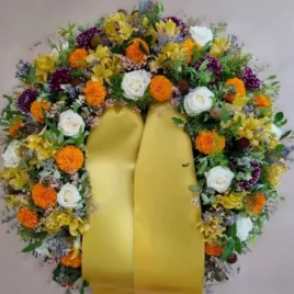 Kranz mit Blumen aus dem Garten